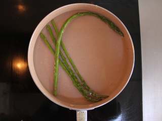 3、芦笋虾仁钱袋蛋包饭（适合15个月以上的宝宝）,再把入芦笋碎焯水