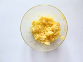 6、芦笋虾仁钱袋蛋包饭（适合15个月以上的宝宝）,拌匀备用