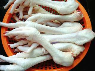 1、水晶琥珀鸡爪,把鸡爪洗净