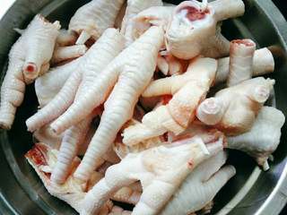 2、水晶琥珀鸡爪,切块,我一般切一半再从鸡爪那半中在切开,如下图↓↓↓