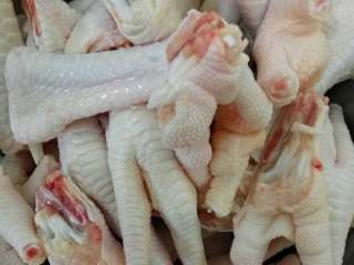 3、水晶琥珀鸡爪,记得把鸡趾切掉哦。。鸡趾额,,