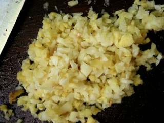 4、水晶琥珀鸡爪,在锅里放油爆炒姜蒜