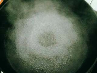 6、水晶琥珀鸡爪,烧开水~~wow,拍的好像3D科技嘿嘿,想太多,放鸡爪煮熟把水沥干,再用冷水冲刷鸡爪,冷却一下,放入先前爆炒的姜蒜,放入咖喱粉盐糖麻油辣酱,如下