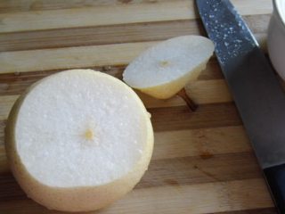 2、冰糖炖雪梨,把雪梨用小刀去掉上层约1/5的顶部