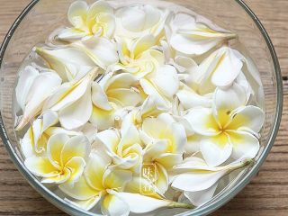 2、鸡蛋花糖水,鸡蛋花去梗后用水浸泡；