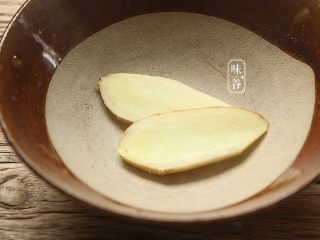 3、鸡蛋花糖水,切两片姜待用；