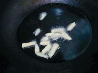 2、葱油面，简单的仪式感,放入蒜瓣。