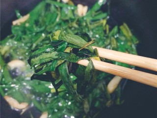 3、葱油面，简单的仪式感,葱段开始慢慢变干，变黄。