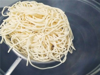 4、葱油面，简单的仪式感,拌面需要筋道，有嚼劲的碱水面。