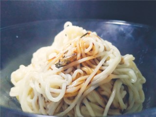 5、葱油面，简单的仪式感,混合做好的葱油，充分搅拌均匀。