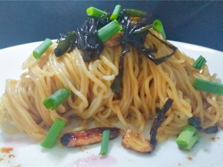 6、葱油面，简单的仪式感,用一双筷子，将面绞成毛毛虫形状。