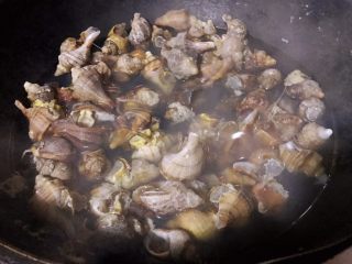 3、香葱拌小海螺,煮熟的海螺满屋飘香切记不要煮时间过长影响口感