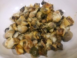4、香葱拌小海螺,海螺肉肉取出用原汤清洗干净沥干水份备用