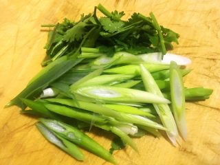 5、香葱拌小海螺,香葱和香菜洗净切小段