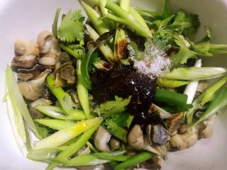 6、香葱拌小海螺,海螺肉肉和香葱香菜放入容器中再放入甜面酱、糖、味精、醋