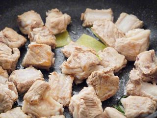 2、山楂排骨,锅加热8成热倒入橄榄油，放入葱姜蒜把洗净的肋排煸炒至金黄色即可盛出。