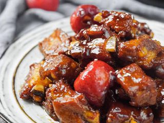 4、山楂排骨,开盖，为了排骨更有果味在把其它5颗山楂加入锅中小火煮至收汁、加入芝麻即可！