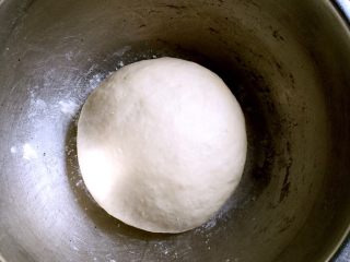 1、口袋饼塞肉,所有的材料混一起和面！静置20分钟就可以了