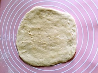 2、口袋饼塞肉,擀成圆形，涂上一层薄薄的油！注意最外层不要涂！