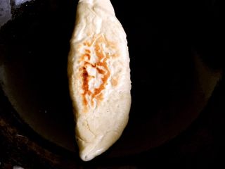 3、口袋饼塞肉,边缘拎起来捏在一起，最好是正方形，锅里涂一层油，小火煎好，煎好后中间切开！