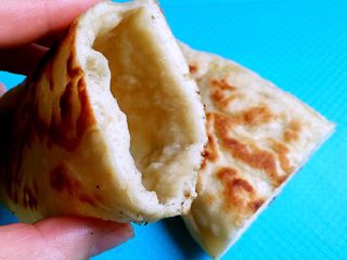 4、口袋饼塞肉,就这样了！形成口袋！备用！这个方最够做2张饼，切开就是4个口袋！