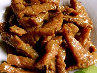 5、口袋饼塞肉,牛肉切小条，放少许生抽，老抽，蚝油，黑胡椒，糖，淀粉，黄酒抓匀，最后放些油，抓匀腌制好备用。注意：每种调料只要一点点，加起来就咸了！腌制20分钟后爆炒至变色，盛出！