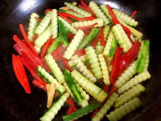 6、口袋饼塞肉,另取锅，热油，下姜、红椒煸炒片刻，下黄瓜，放少许盐，糖！下吃力好的牛肉条；大火煸炒片刻出锅！