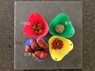 1、一碗汤#养颜滋补之红枣桂圆汤,准备食材：红枣+干桂圆+枸杞+蜜枣