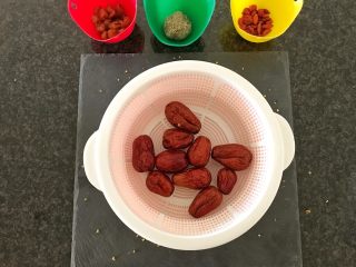 7、一碗汤#养颜滋补之红枣桂圆汤,首先我们清洗红枣，