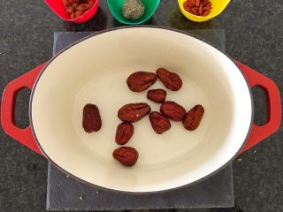 8、一碗汤#养颜滋补之红枣桂圆汤,将清洗完的红枣放入锅里，