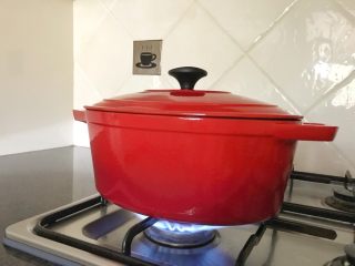 12、一碗汤#养颜滋补之红枣桂圆汤,盖上锅盖，开大火煮开，转小火慢煮20分钟。