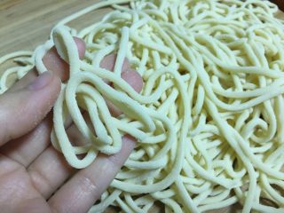 1、私房炸酱面,准备好面条,最好是手擀面,吃起来更劲道。