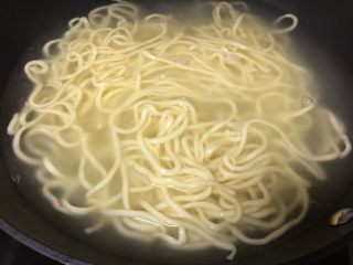 2、私房炸酱面,水烧开后下入面条,转中火。