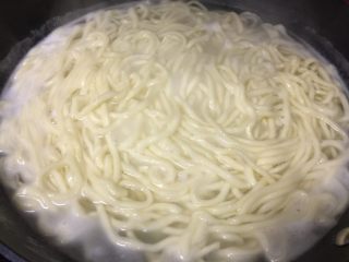3、私房炸酱面,期间每开一次加入半碗水,大约3次。