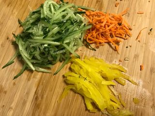 4、私房炸酱面,煮面同时将菜切丝备用。