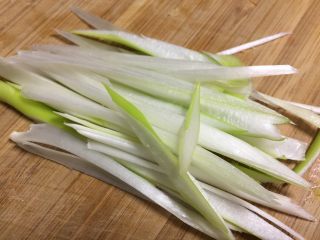 6、私房炸酱面,大葱切丝。