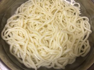 7、私房炸酱面,将煮好的面团过几遍凉开水,用凉开水泡着备用。