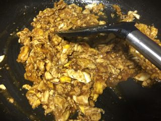 9、私房炸酱面,待蛋稍凝固或肉末发白时小火加入两种酱快速划散,再加其他佐料,如果太干加适量水,待汁浓稠时关火。