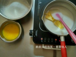2、脆皮法棍泡芙,泡芙皮部分:牛奶清水盐糖入锅，高粉低粉一个盆称量备用，蛋液称量备注
