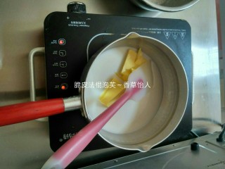 3、脆皮法棍泡芙,将锅内溶液煮沸加入面粉继续煮三四分钟无干粉状拿出晾凉，再分次加入蛋液