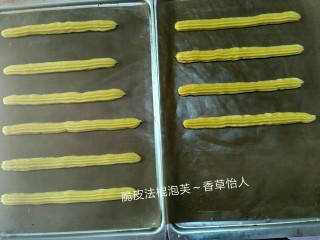 4、脆皮法棍泡芙,形成倒三角面糊不滴落时放入菊花型裱花嘴挤出一条条直径为25厘米左右的直线