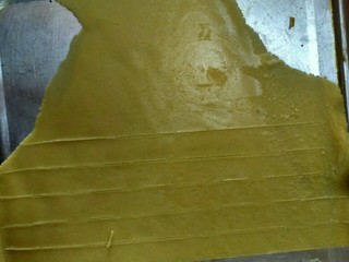 5、脆皮法棍泡芙,表面装饰部分，取出冷冻定型的糖酥皮如上图切割，覆盖在每一层的泡芙皮上即可