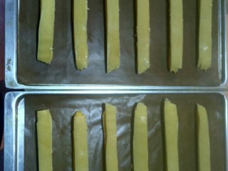 6、脆皮法棍泡芙,像这样，然后刷薄薄一层蛋清液为了撒花生碎