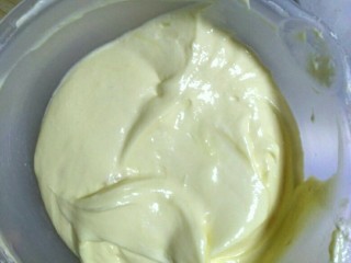 9、脆皮法棍泡芙,卡仕达酸奶馅:卡仕达酱就是我上一个菜谱里七层牛乳有一层的方法，和酸奶混合，然后加入打发七层的淡奶油继续打发