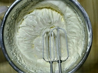 10、脆皮法棍泡芙,继续打发到十层，非常好吃的蛋黄酸奶酱就制作好啦