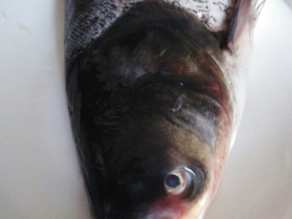 1、菜谱#剁椒鳙鱼頭浓汤#(创建于14/9~2017),整理清洗干净鲢鱼头半边。