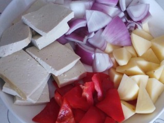 2、菜谱#剁椒鳙鱼頭浓汤#(创建于14/9~2017),整理清洗干净的豆腐、红椒、洋葱、土豆，豆腐、红椒、洋葱切成片，土豆切成滚刀块。