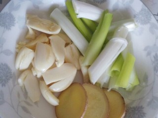 3、菜谱#剁椒鳙鱼頭浓汤#(创建于14/9~2017),蒜剥成粒，姜、大葱洗净，分别切成片和段。