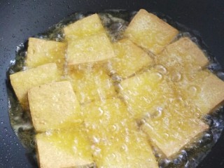 4、菜谱#剁椒鳙鱼頭浓汤#(创建于14/9~2017),起锅注油，豆腐炸煎成金黄色。