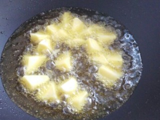 5、菜谱#剁椒鳙鱼頭浓汤#(创建于14/9~2017),再把土豆炸煎金黄色。